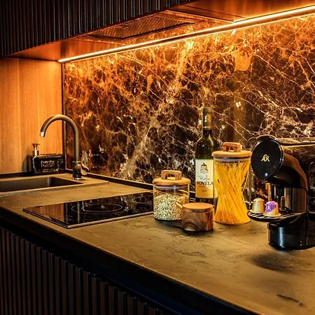 Woodside Apartment *